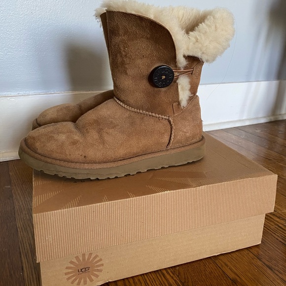 UGG bailey button booties. Used in good condition - Picture 3 of 6